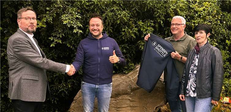 : Dankbar für die Unterstützung - Dekan Peter Strauch, Pastoraler Raum, Thomas Pütz, Spendenshuttle, sowie Markus Hartmann und Andrea Kien-Groß, beide Pastoraler Raum Bad Neuenahr-Ahrweiler.  Foto: Thomas Pütz