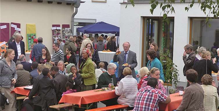 -Das Erntedankfest rund um die Kirche war sehr gut besucht.