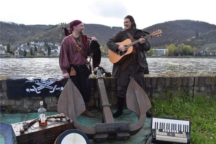  Das Piratenfolk-Duo „The Two Ticks“ aus Koblenz ist Teil der Konzertreihe „Treffpunkt Kannofen“.