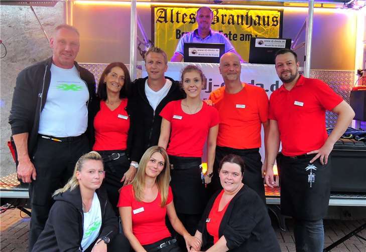 Brauhaus-Kirmes begeisterte ) Das Team, das zur Brauhaus-Kirmes den Gästen die Wünsche von den Augen ablas. Fotos: BSB