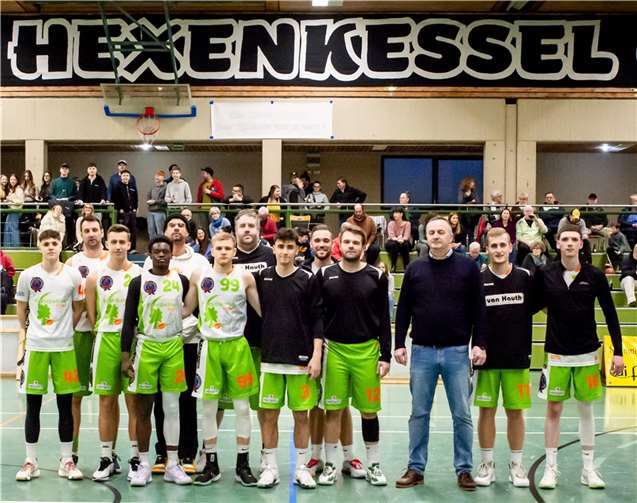 : Das Team des TuS Treis-Karden beim Spiel gegen die TVG Baskets Trier (von links nach rechts): Oliver Henrichs, Milan Trtic, Felix Dauns, Nelson Da Costa, Norman Klima, Leon Jungblut, Boris Sewenig, Lukas Bleser, Timm Jakobs, Stephen Nitzsche, Trainer Emir Colan, Louis Lenz und Samuel Andre Keusen.  Foto: Lisa Ferrlein