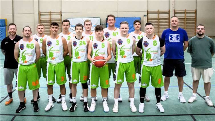 : Das aktuelle Team des TuS Treis-Karden in der Landesliga: (hinten von links) Daniel Prehn (Abteilungsleiter Basketball), Leon Jungbluth, Felix Dauns, Louis Lenz, Marcel Bröhl, Oliver Henrichs, Emir Colan (Trainer), Sven Henrich (Betreuer); (vorne von links) Kiril Safanov, Lukas Bleser, Benjamin Hotic, Pepe Keifenheim, Alexander Zilles und Zeljko Novak. Ebenfalls zum Team gehören: Milan Trtic und Steffen Nitzsche.  Foto: Lisa Ferrlein