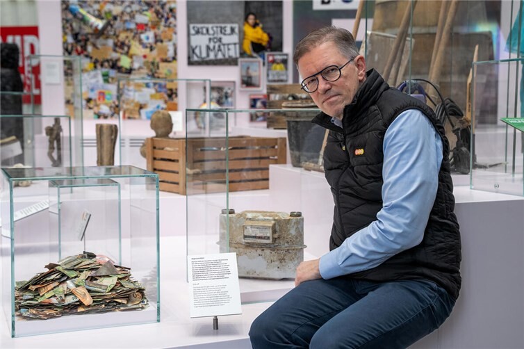 : Der Gaszähler erinnert an die Flutkatastrophe im Ahrtal und ist im Raum mit Bezug auf den Klimawandel ausgestellt. Marcelo Peerenboom von der evm hatte ihn im Oktober 2021 dem Haus der Geschichte überreicht. Foto: Niklas Oster/evm