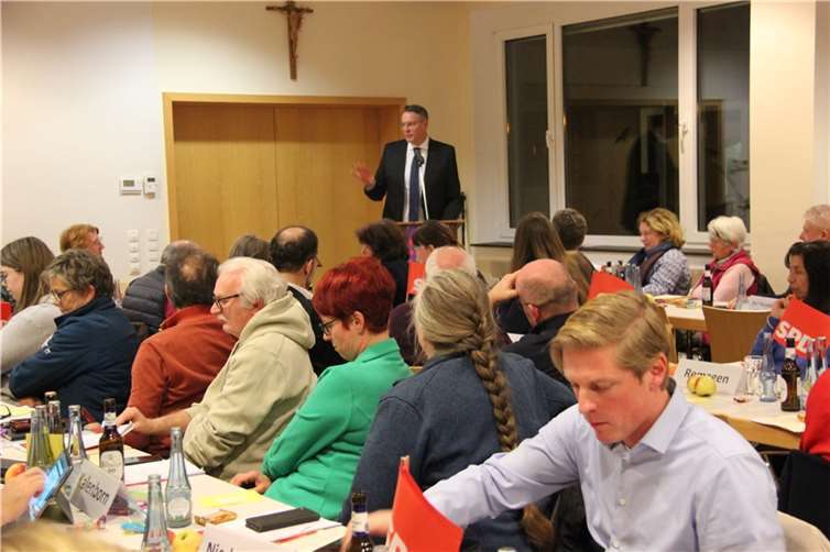 : Der Mainzer Arbeits- und Sozialminister Alexander Schweitzer war kämpferischer Redner beim Kreisparteitag der Sozialdemokraten.  Foto: GS