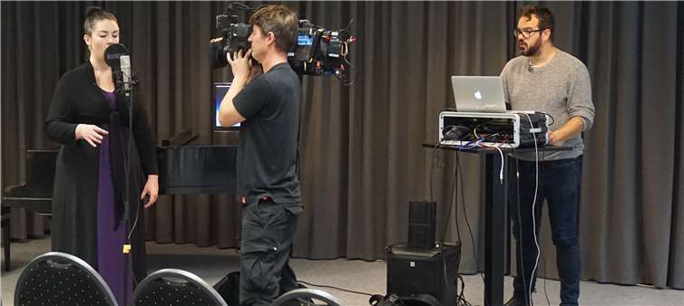 Weltrekord für „tiefster gesungener Ton einer Frau“ . Der Rekordversuch fand in der Musikschule Wagner in Koblenz statt.Fotos: privat