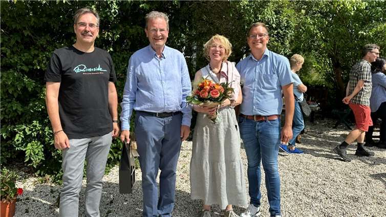 : Der ehemalige Schulleiter Klaus Dünker (l.), der 2009 die Namensänderung der Staatlichen Realschule Ahrweiler in Philipp Freiherr von Boeselager Realschule Ahrweiler mit initiierte, und Schulleiter Timo Lichtenthäler (r.) bedankten sich bei den Gastgebern, Freiherr und Freifrau von Boeselager, die die Führung durch die Burg mit Liebe gestalteten.  Foto: Ralf Breuer