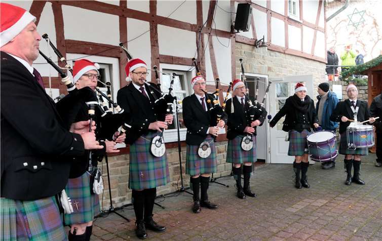 : Die 56th District Pipe Band spielte auf.