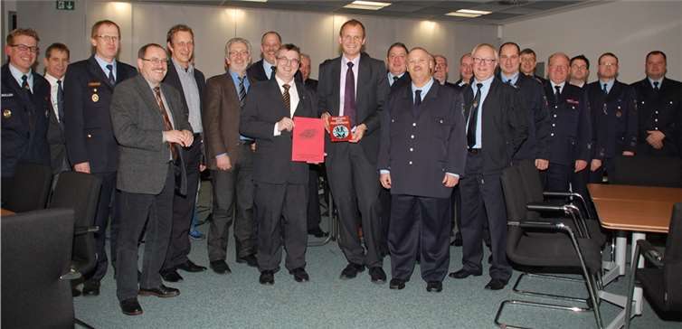  Die Auszeichnung „Partner der Feuerwehr“ des Kreisfeuerwehrverbandes Mayen-Koblenz überreichten Udo Mayer, stellvertretender Vorsitzender des Kreisfeuerwehrverbandes und Landrat Dr. Alexander Saftig an Thomas Hill, Leiter des Regionalzentrums Rauschermühle in Saffig und seine Mitarbeiter. Mit dabei auch die Bürgermeister Maximilian Mumm (Verbandsgemeinde Maifeld),  Bruno Seibeld (Rhein-Mosel) und Gerd Heilmann (Vordereifel).