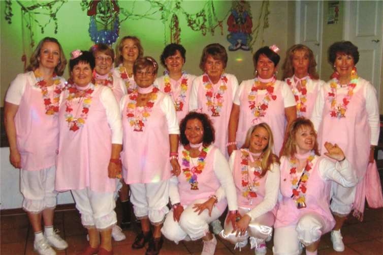  Die „Baachemer Mädchen“ freuen sich auf viele Gäste, die zur 10. Pyjamaparty in den Dorfsaal kommen. Privat