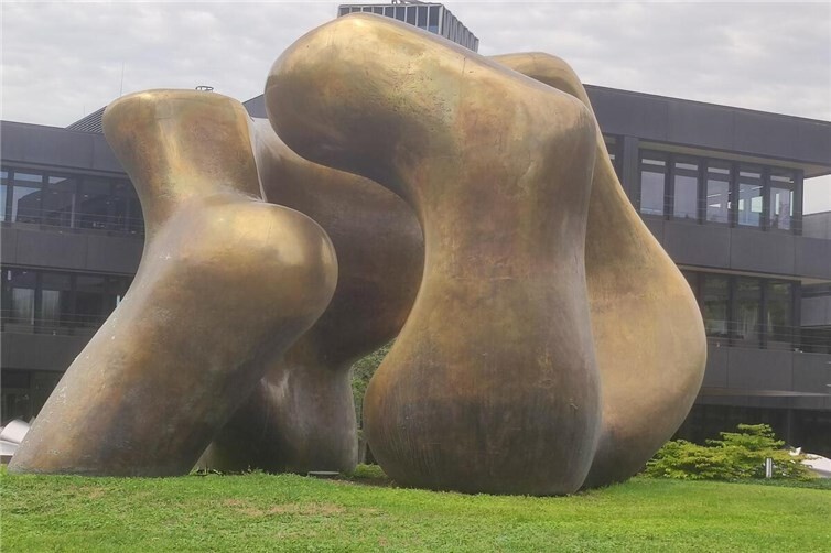  Die Bronzeskulptur „Large Two Forms“ des Bildhauers Henry Moore, die sich seit 1979 vor dem ehemaligen Bundeskanzleramt in Bonn befindet