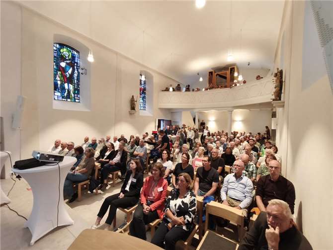 : Die Bürgerinformationsveranstaltung zum Thema Gewässerwiederherstellung im Bereich Walporzheim wurde von zahlreichen Bürgerinnen und Bürgern besucht.  Foto: DU