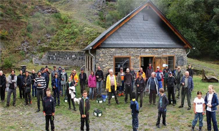 : Die Helfer der Freischneide- und Pflegeaktion des Schiefervereins vor dem im Jahre 2015 rekonstruierten Spalthaus auf der Herrenwiese im Kaulenbachtal. Foto: D.Laux