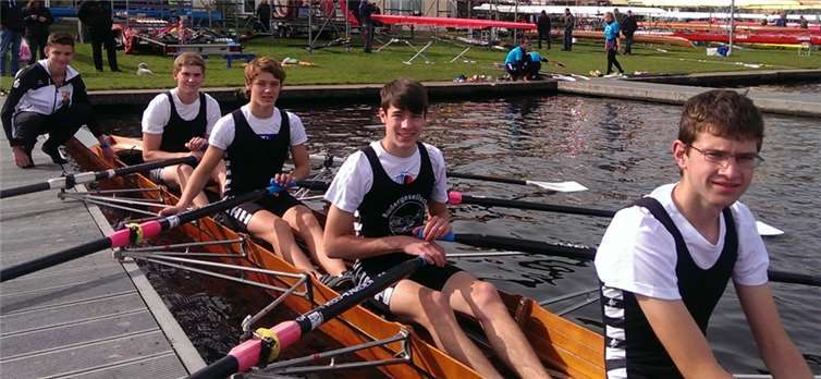 : Die Mannschaft des „KuBa“-Gymnasiums Münstermaifeld mit (v.l.n.r.) Steuermann Lorenz Schneiders, Florian Stein, Jonathan Müller, Jonas Weber und Schlagmann Tim Bier ruderten eine gute Regatta bei Bundesentscheid „Jugend trainiert für Olympia in Berlin-Grünau.Privat