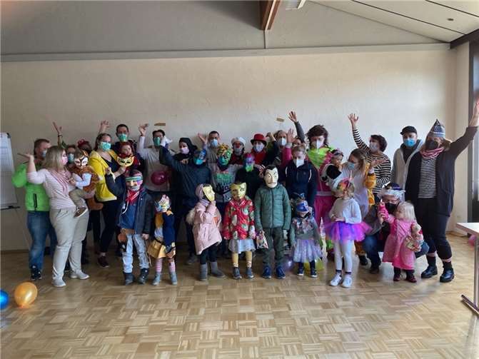 . Die Rohmasken wurden nicht nur farbenprächtig bemalt, sondern noch mit Sternchen, Bildern, Federn und Karnevalsmustern beklebt und erweitert. Foto: privat