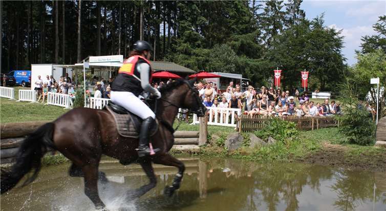 Toller Reitsport an den Zellersbucher Maaren : Die beiden Sprunghindernisse im Bereich des Wassergrabens waren für die zahlreich anwesenden Zuschauer augenscheinlich am interessantesten. TE