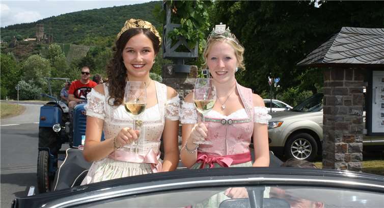 : Die beiden Weinköniginnen Julia aus Poltersdorf und Christina aus Ellenz eröffneten das Weinfest und größtenbeim farbenfrohen Festumzug aus einem Oldtimer-Cabrio.