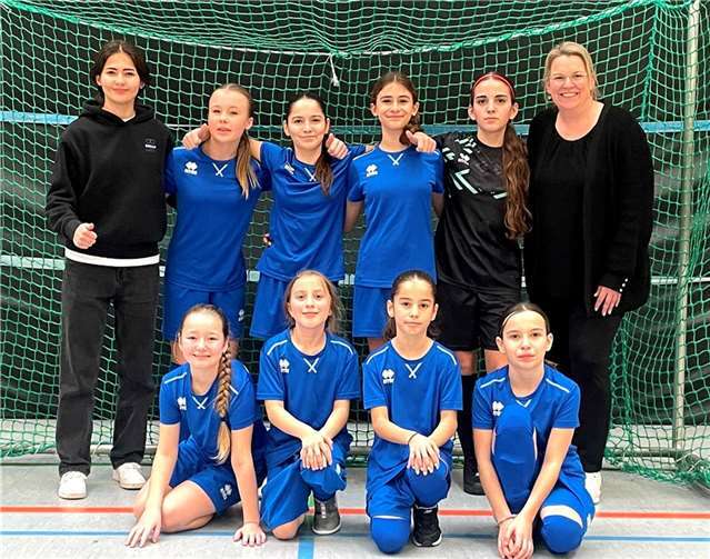 : Die erfolgreichen Kickerinnen der Boeselager-Realschule Ahrweiler: Hannah Bosakpour, Lina, Elisa, Erta, Verona, Doro Hölters (hinten) - Nicole, Lillian, Lorena, Sara (vorne).  Foto: Ralf breuer