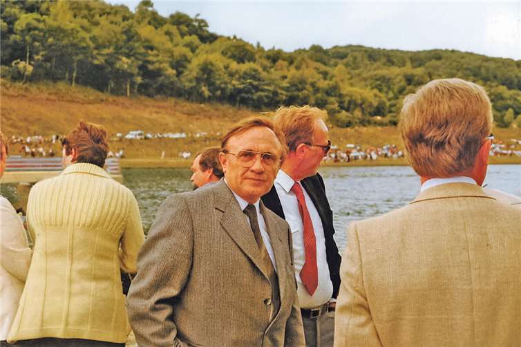 Dr. Georg Klinkhammer: Ein Visionär für den Kreis Mayen-Koblenz Dr. Georg Klinkhammer bei der Einweihung des Riedener Waldsees.