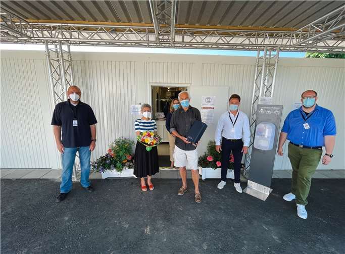 : Ein besonderer Tag im Landesimpfzentrum Grafschaft-Gelsdorf: Shabnam von Hein (2.v.l.) erhält die 100.000ste Impfung im Kreis. Stellvertretend für das Team des Impfzentrums gratulieren Impfzentrumskoordinator Fabian Schneider (2.v.r), sein Stellvertreter Daniel Blumenberg (rechts), Siglinde Hornbach-Beckers, Fachbereichsleiterin Jugend, Soziales und Gesundheit (im Hintergrund), und Dr. Stefan Voss, Leiter des Kreisgesundheitsamts (1.v.l.). Foto: Kreisverwaltung Ahrweiler / Impfzentrum