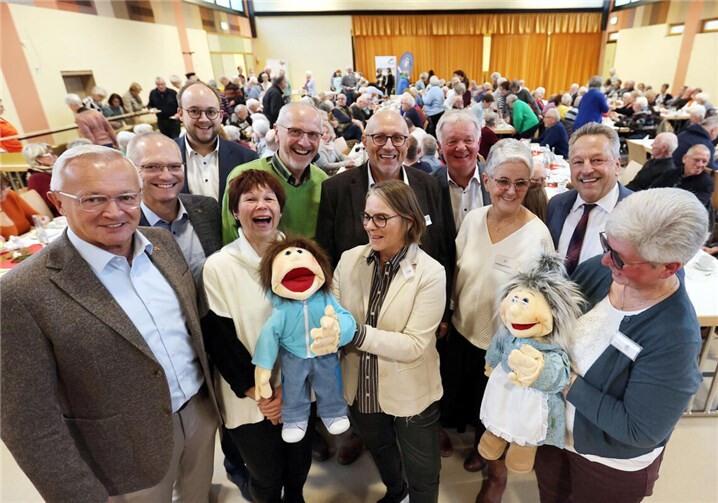 : Ein deutliches Ausrufezeichen gegen Traurigkeit, Tristesse und das Gefühl des Verlorenseins konnte neulich in der Kurtscheider Wiedhöhenhalle mit dem Forum „Einsamkeit im Alter – muss das sein? Sicherheit im Alter – das muss sein“ gesetzt werden. Auch über ein Puppenspiel wurde die Thematik anschaulich vermittelt.  Foto: Thomas Herschbach