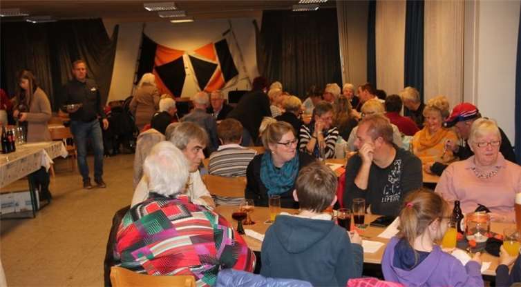 : Ein vollbesetztes Pfarrheim beim „Bräter- oder Düppekuchen-Essen“ der Kolpingfamilie.