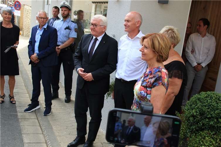 Bundespräsident: „Erinnerung an einen Tag des Grauens“ : Empfang in Altenahr: Bundespräsident Frank-Walter Steinmeier (Mitte) mit Ministerpräsidentin Malu Dreyer und Gastgeber Wilfried Laufer. Foto: GS