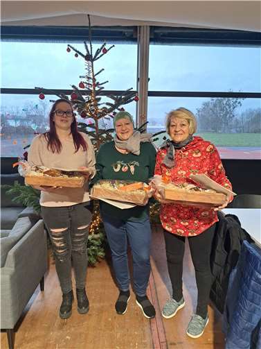 : Enie Braun, Diana Jonietz-Michels und Marianne Michels (v.l.) wurden für ihr Engagement anlässlich der Flutkatastrophe von der Stadt Sinzig geehrt.  Foto: Stadtverwaltung Sinzig