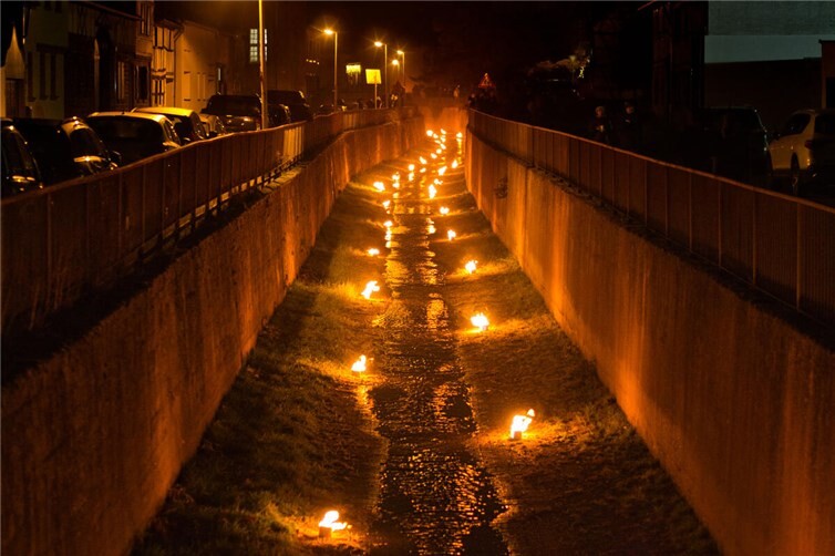  Entlang des Orbachs in Swisttal-Odendorf leuchteten am Sonntagabend, den 18. Januar 2026, zum fünften Mal mehr als 60 flackernde Lichter.Foto: Erik Heneka