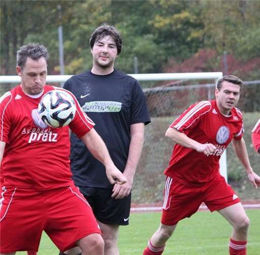 : Es wird wieder hoch her gehen, wie hier im Spiel gegen die SG Kaub. Am Ball Spielertrainer Torsten Kreuter, im Hintergrund Kapitän Manuel Secker und Eduard Schweizer. Privat