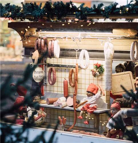 : Fantasievoll gestaltete Schaukästen locken in die City. Foto: Stadtverwaltung/Zimpfer