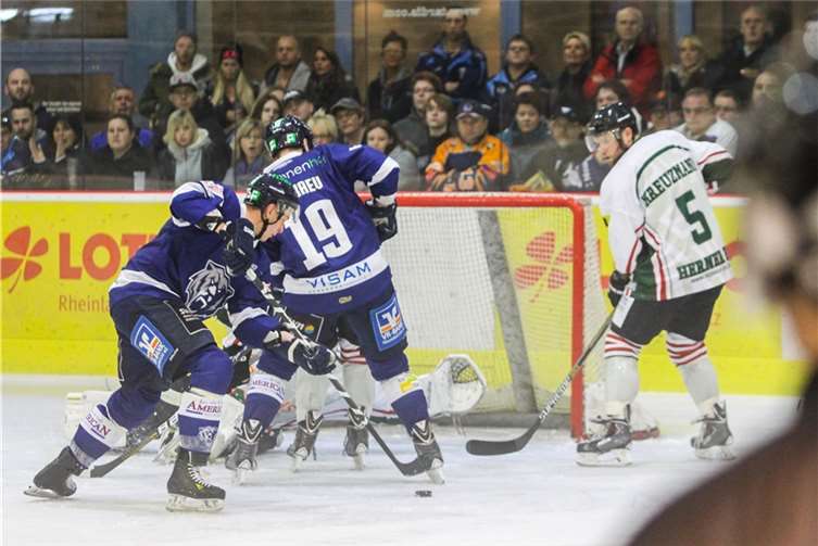  Felix Köbele bei seinem Treffer im ersten Spiel gegen Herne in Neuwied. Foto: fischkoppMedien