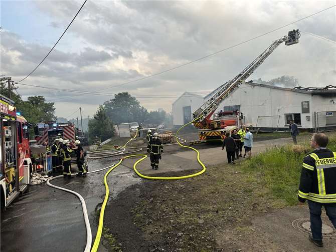 Feuer zerstört komplette Halle in Neuwied-Gladbach. Foto: Stadt Neuwied / Feuerwehr 