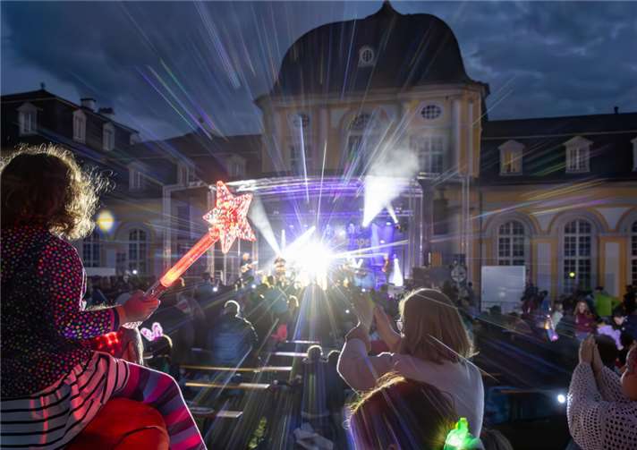 Herztransplantierter Maxime genießt sein erstes Open-Air-Konzert Foto: Martina Goyert