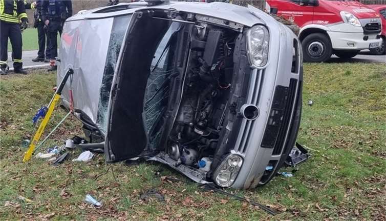Unfall auf der L255: Fahrer wird in Auto eingeklemmt Foto: Peter Schäfer/Feuerwehr VG Rengsdorf-Waldbreitbach