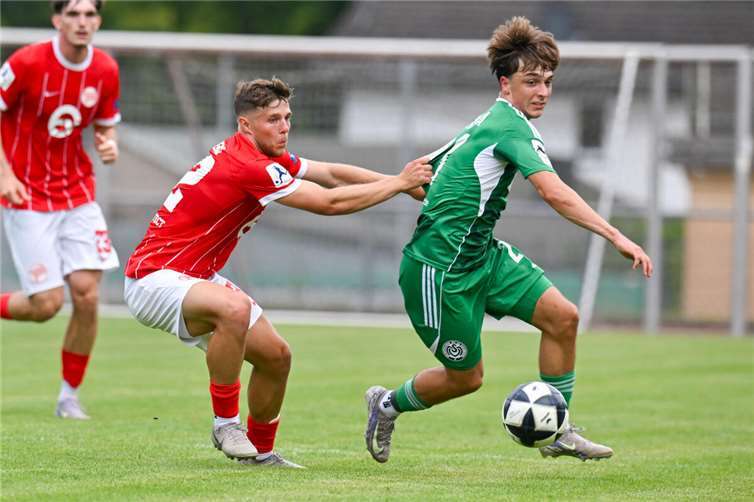 Vorbereitungsspiel ohne Zuschauer: MSV Duisburg und Kickers Offenbach treffen sich in Mayen Foto: Peter Seydel