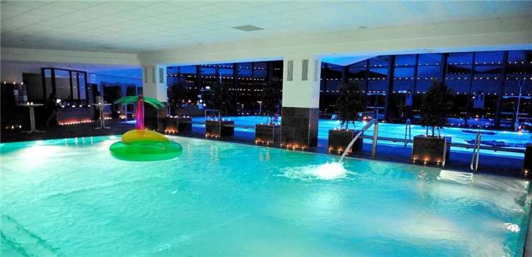 Frühere Schließzeit wegen Candlelight-Schwimmen Foto: Stadtwerke Mayen GmbH