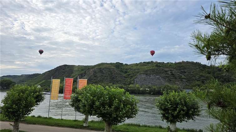 Heißluftballons erobern den Himmel über Andernach Foto: WAMFO.de