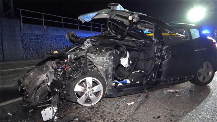Unfall in Linz: Fahrer schwer verletzt in Pkw eingeklemmt Foto: WinklerTV