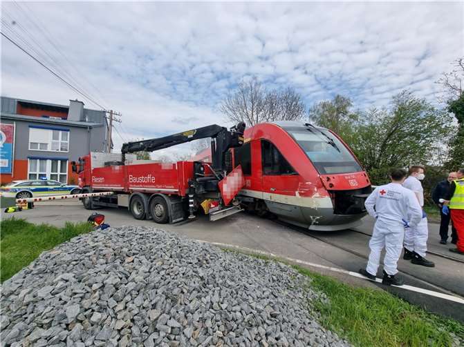 Thür: Unfall zwischen Regionalbahn und Lkw Foto: WinklerTV