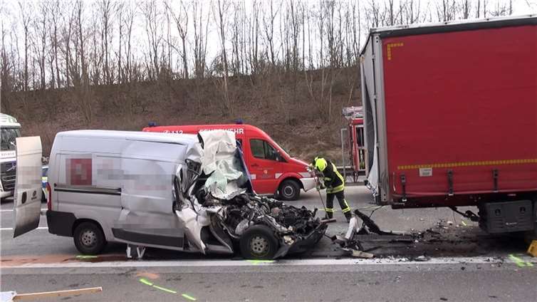 Tödlicher Auffahrunfall auf A61 bei Grafschaft: Transporter kracht am Stauende in Lkw Foto: WinklerTV