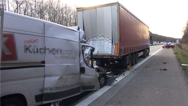 Tödlicher Auffahrunfall auf A61 bei Grafschaft: Transporter kracht am Stauende in Lkw Foto: WinklerTV