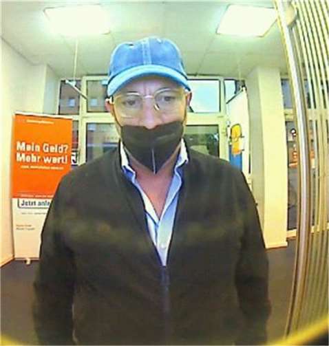 Unbekannter setzte gestohlene Bankkarte an Geldautomaten ein Fotos: Polizei Bonn