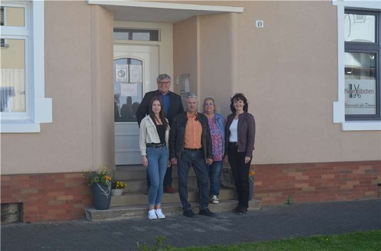 - Freuen sich über die gelungene Umsetzung der Dorferneuerung: (von links) Karolin Kaiser, Kreisbeigeordneter Michael Mahlert, Dieter Keiper und Andrea Konrad-Keiper sowie Margit Rödder-Rasbach. Foto: Kreisverwaltung Neuwied