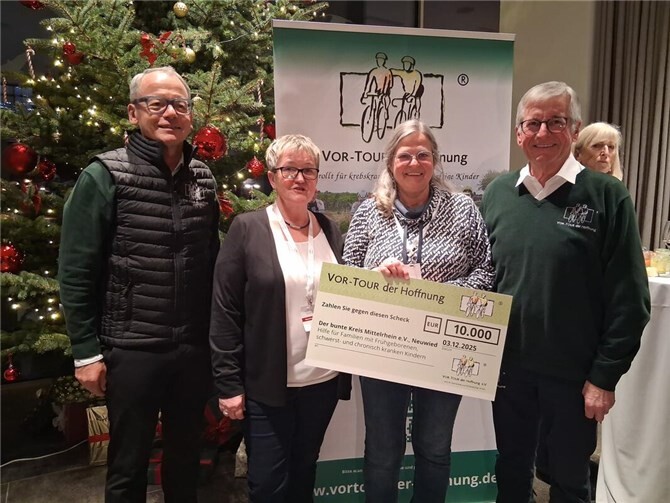 : Gaby Kramer und Antje Zimmer (Bunter Kreis Mittelrhein e.V.) bei der Scheckübergabe über 10.000 Euro, durch Bernhard Sommer und Hans-Josef Bracht, Vorstand der VOR-TOUR der Hoffnung.  Foto: Rolf H. Epple