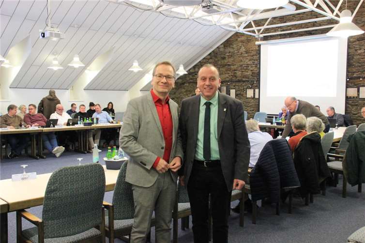 : Gast im Sinziger Rathaus: Brohltal-Bürgermeister Johannes Bell (rechts) mit seinem Sinziger Amtskollegen Andreas Geron vor Beginn der ersten Stadtratssitzung des neuen Jahres.  Foto: GS