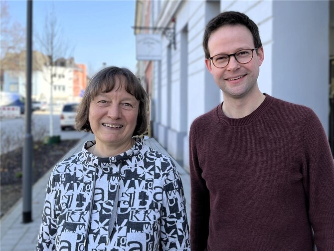 : Gemeindereferentin Petra Frey und Pastoralreferent Dominik Butenkemper sind Teil des Fachteams Familienpastoral in Neuwied, das die neue FamilienKirche in Kleinmaischeid organisiert.  Foto: Bistum Trier/Julia Fröder