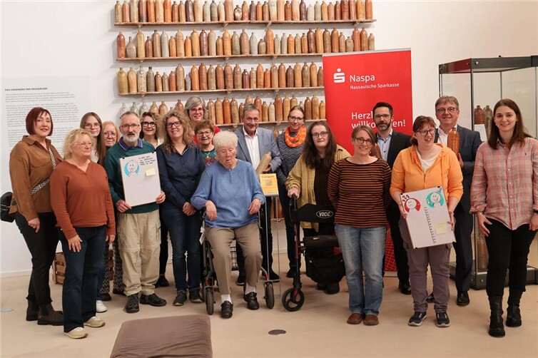  Gemeinsam freuten sich über die Umsetzung des Projekts vor Ort: (v.ln.r.) Annette Zeischka-Kenzler, wissenschaftliche Mitarbeiterin Keramikmuseum, Nele van Wieringen, Leiterin Keramikmuseum Westerwald, Petra Noll, Geschäftsführerin Museen im Westerwald GmbH, Michael Baumann, Vorstandsmitglied Naspa, Landrat Achim Schwickert, Jens Prange-Wegmann, Geschäftsführer Naspa Stiftung Fotos: Kreisverwaltung / Nicole Chemnitz