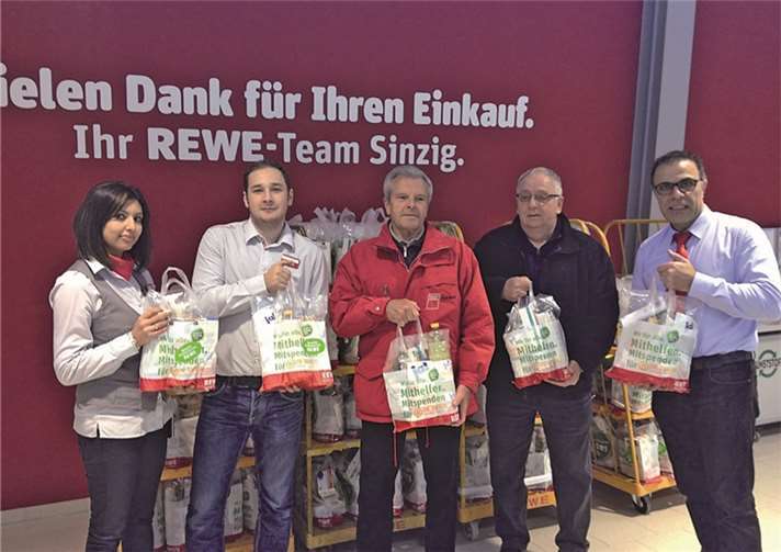 . Günay Valiyva, Manuel Schmitz, Peter Fischbach, Dieter Groine und Parviz Azhari (v.l.) bei der Spendenübergabe.privat