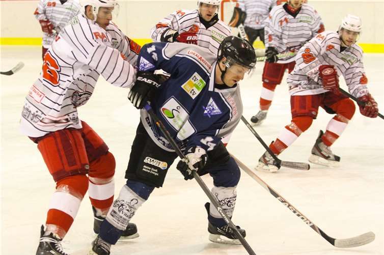  Halbfinal-Hinspiel gegen Ratingen mit EHC-Stürmer Andre Bruch an der Scheibe. Foto:  fischkoppMedien