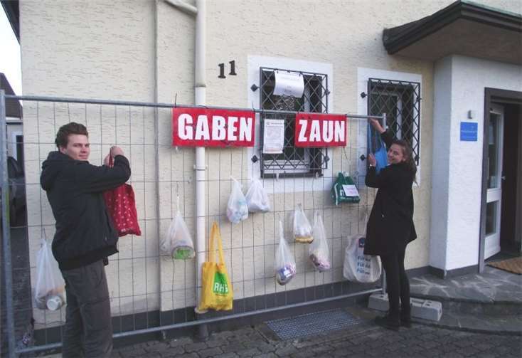 - Hannah Schaefer und David Meinhof bei der Befestigung der Tüten